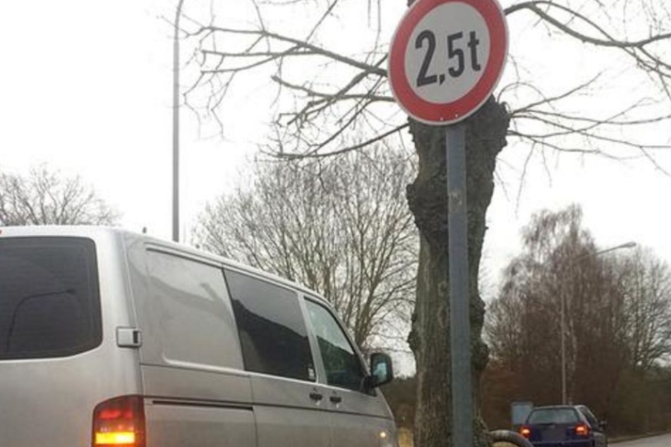 An diesem Verkehrsschild scheiterte die Offenbacher Polizei bei einer Routinekontrolle.