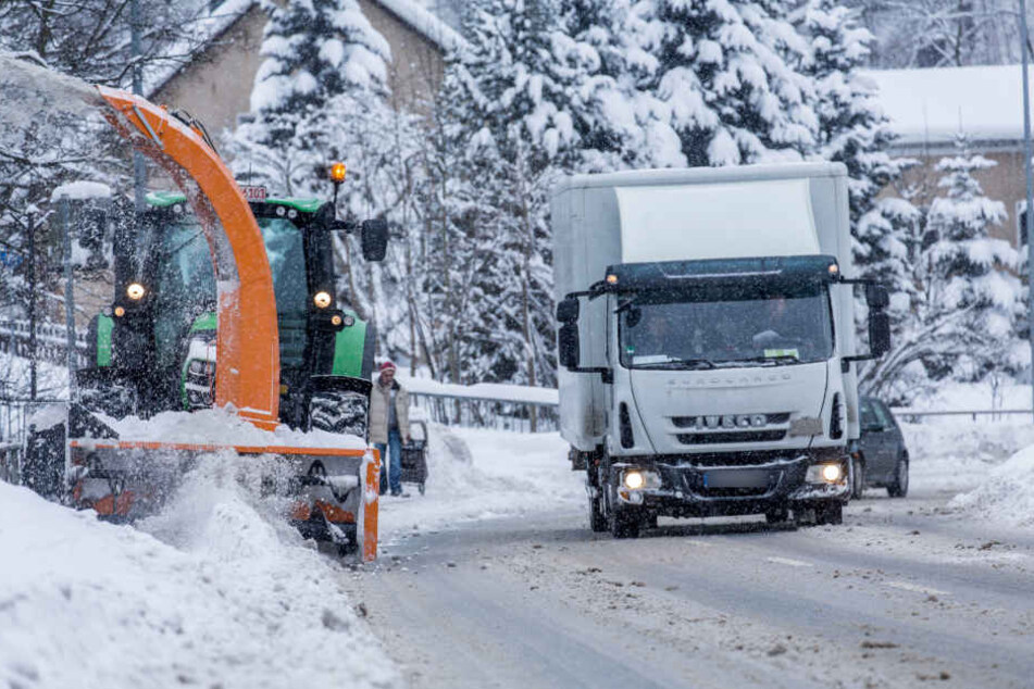 Der Winterdienst befreit mit einer Schneefräse die B101 vom Neuschnee.