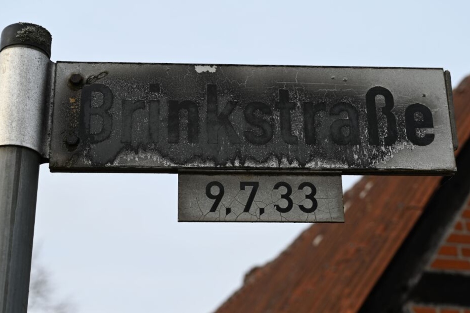 Ein nicht offizielles Straßenschild "Brinkstraße" wurde vor vielen Jahren von Befürwortern der Gemeinde Hilgermissen für Straßennamen angebracht.