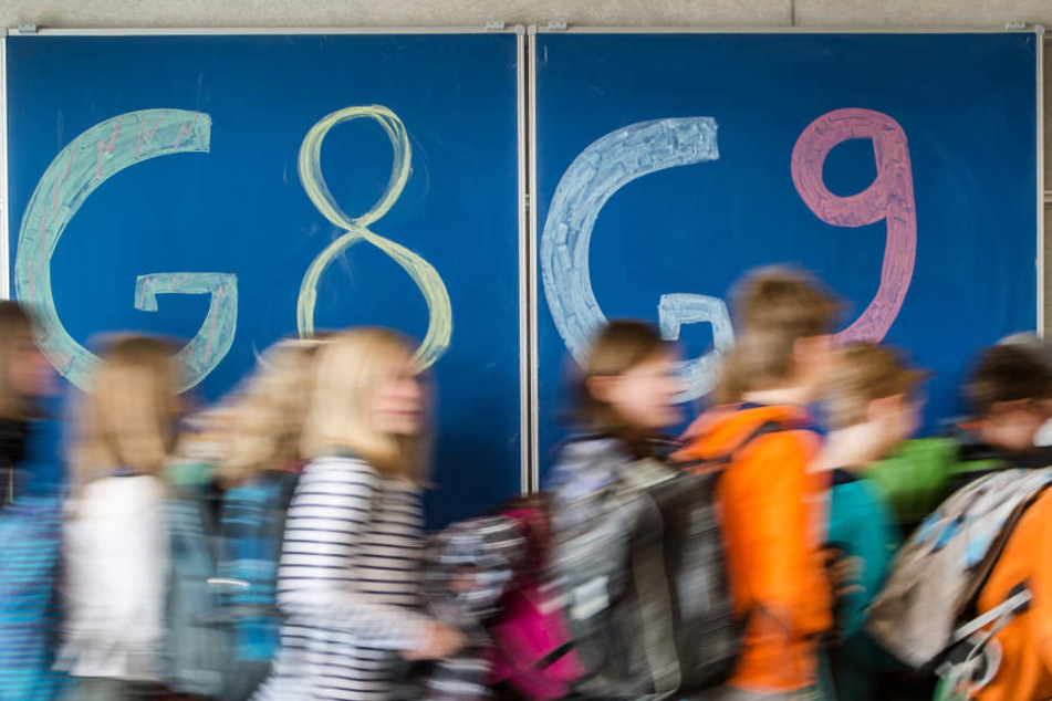 Für Schüler geht's bald wieder ein Jahr länger in die Schule. (Symbolbild)