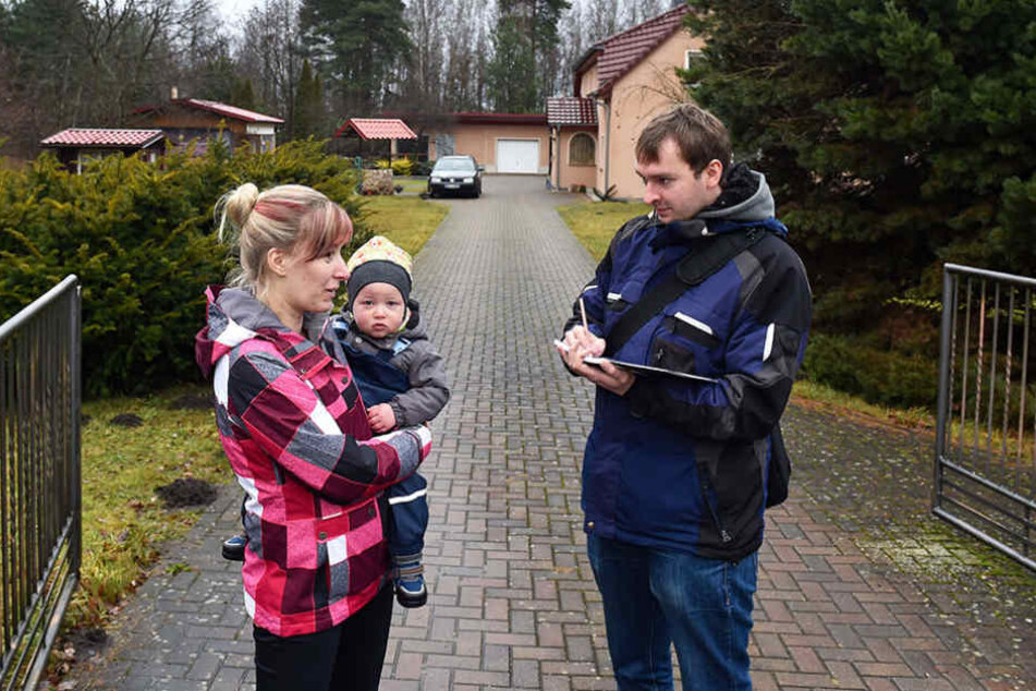 Augenzeugin Karolin Scharf (27) informiert Redakteur Hermann Tydecks (33).