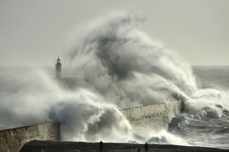 Vergangene Woche hatte der Sturm "Eleanor" (im Bild: Der Sturm tobt an der Küste von Großbritannien) Frankreich heimgesucht und für Hochwasser gesorgt.