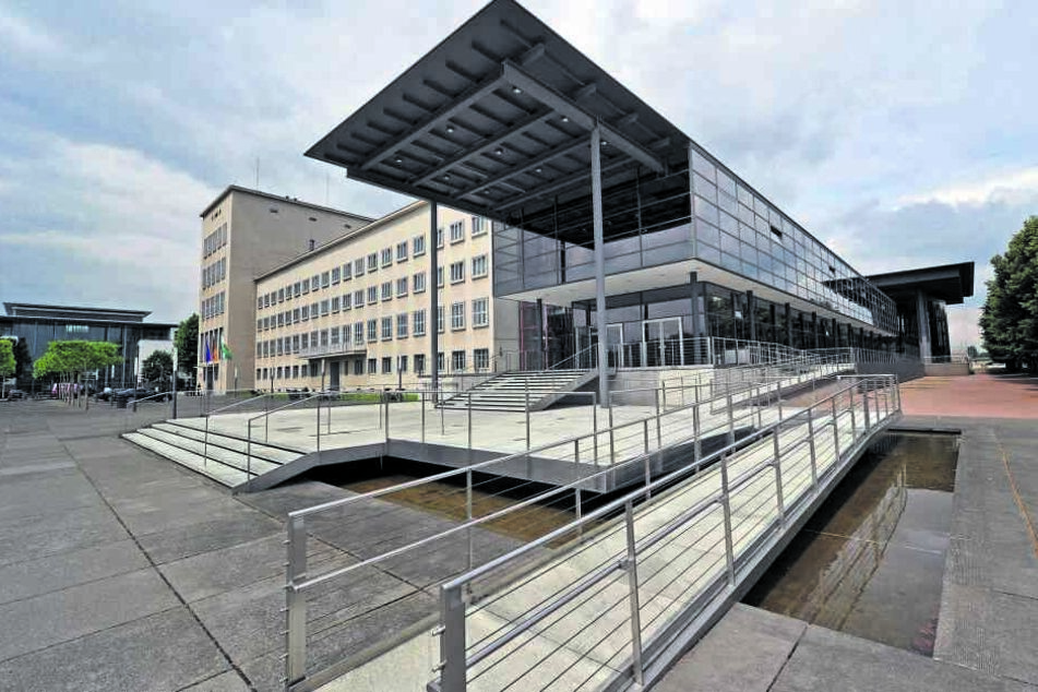 Der Sächsische Landtag besteht aus einem Neubautrakt (vorn) von 1994 und einem Altbau, der aus dem Jahr 1928 stammt, damals aber noch anders genutzt wurde.