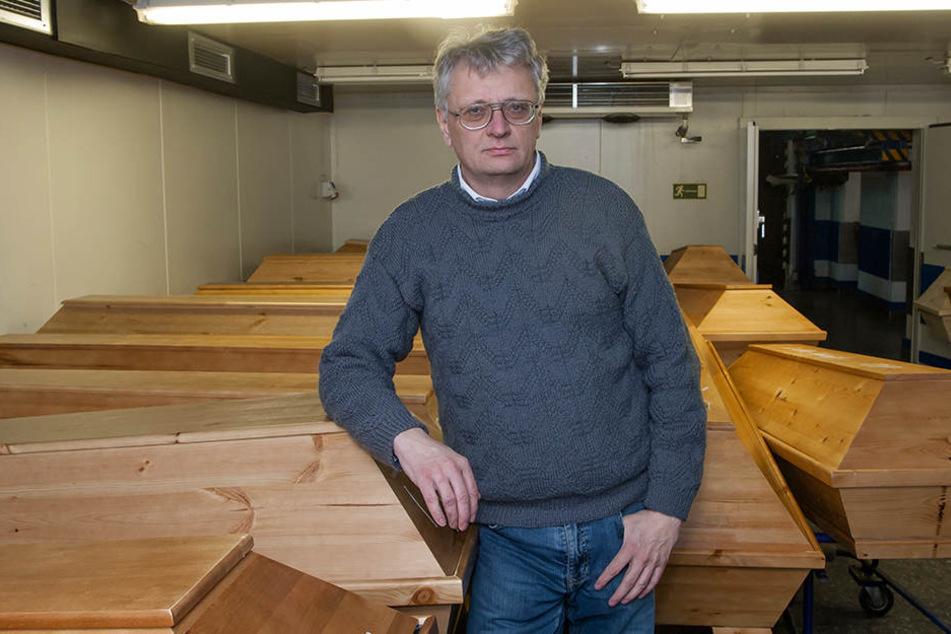 Krematoriums-Chef Jörg Schaldach (54) muss mit seinen Mitarbeitern Sonderschichten schieben.