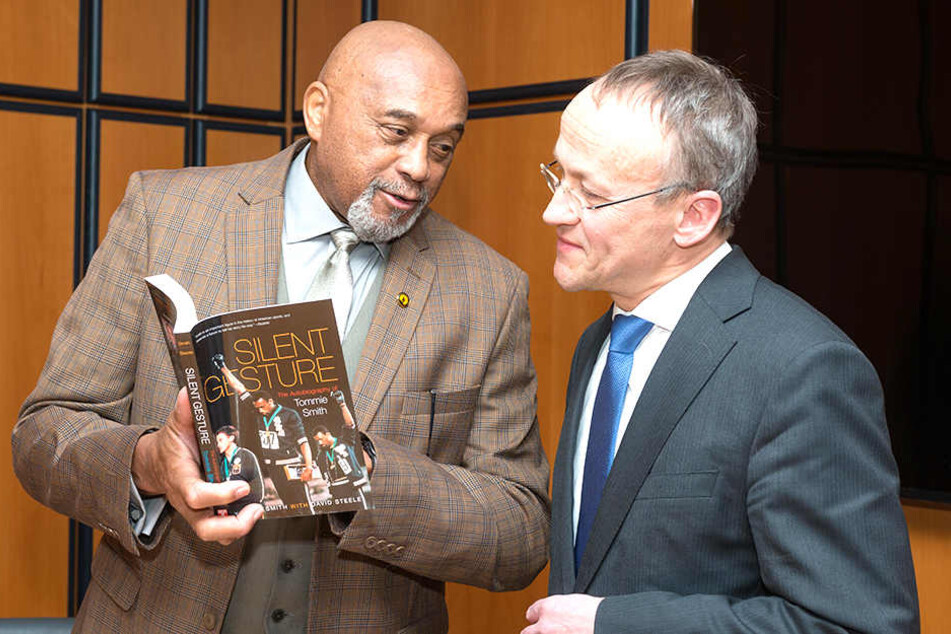 Im Stadtbuch verewigt: Tommie Smith (73, l.) bekommt am Wochenende den Dresdner Friedenspreis. Vorab empfing ihn Bürgermeister Peter Lames (53) im Rathaus.