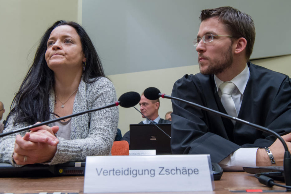 Die Angeklagte Beate Zschäpe im Gerichtssaal in München (Bayern) neben ihrem Anwalt Mathias Grasel (Archivfoto).
