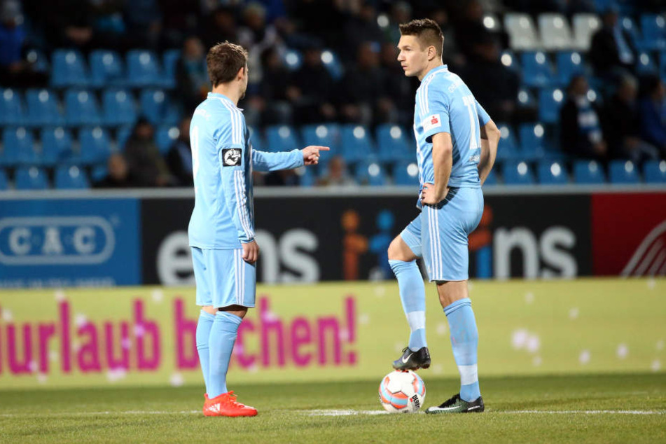 Am Mittwochabend bekam Daniel Frahn (r.) im Heimspiel gegen Paderborn einen Schlag auf die Wade.