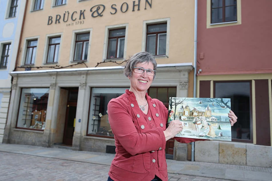 Annette Brück (61) vor ihrem Haus in Meißen. Im Erdgeschoss der leere Laden, darüber die Verlagsräume. Beide Firmen laufen getrennt und können einzeln und unabhängig voneinander übernommen werden.