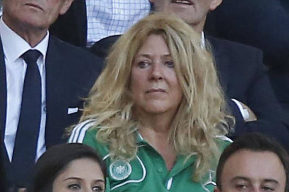 Daniela Löw bei einem Spiel der Nationalelf auf der Tribüne.