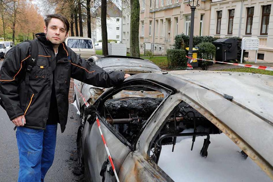Roy Neumann (28) an seinem abgefackelten Citröen.