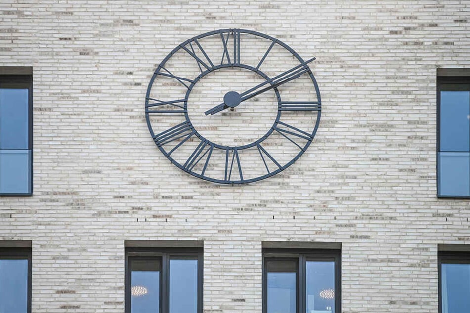 Die runde Uhr am "Haus Postplatz" ist ein echter Blickfang.
