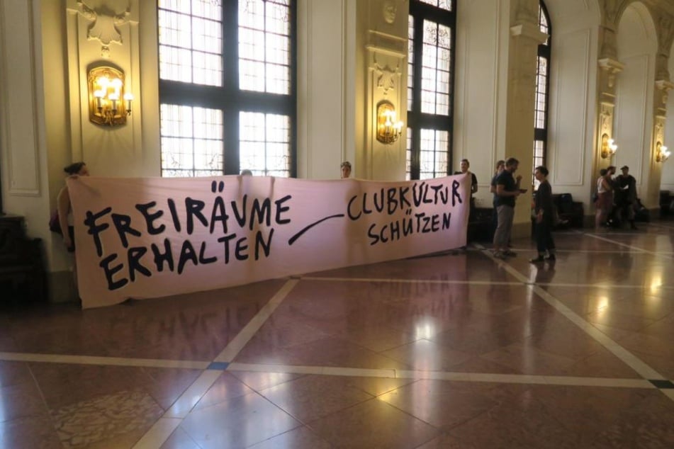 Im Neuen Rathaus wurde am Mittwoch ein großes Banner gezeigt.