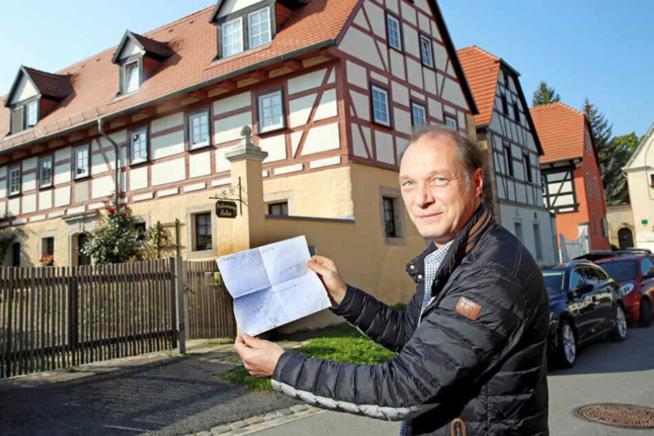 Kommt aus Dresden und dreht in Dresden: Martin Brambach (49), Chef der
Dresdner „Tatort“-Mordkommission, vor seinem Geburtshaus in Altcoschütz.