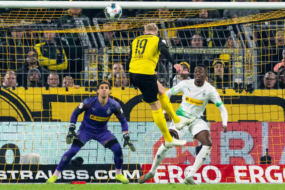 Nun trifft er sogar per Kopf! Normalerweise ist BVB-Angreifer Julian Brandt (M.) alles andere als ein Kopfballungeheuer. Doch gegen Gladbach traf er so zum Sieg.