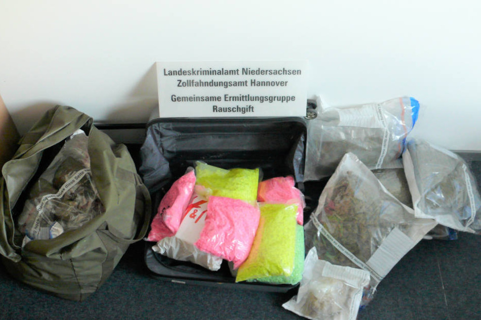 Fette Beute: Die Polizei stellte bei der Kontrolle rund zwölf Kilo Marihuana und 58 Kilo synthetische Drogen sicher.