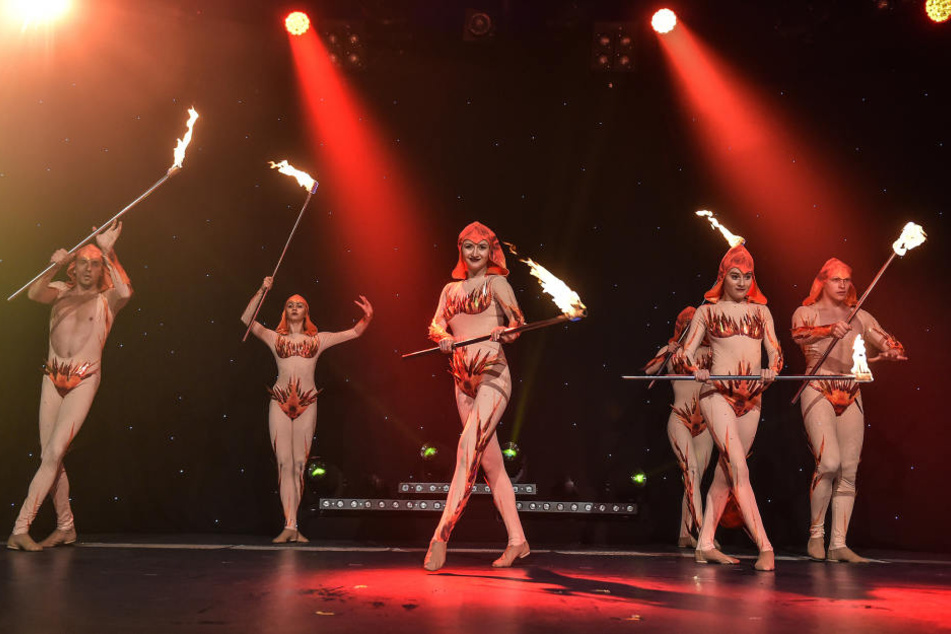 Die Bühne steht in Flammen: Die „Sarrasani Dancers“ brennen für ihre
Show.