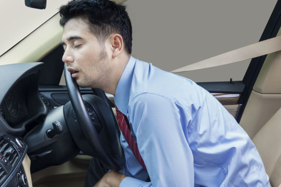 Der Autofahrer schlief für einen Moment am Steuer ein. (Symbolbild)
