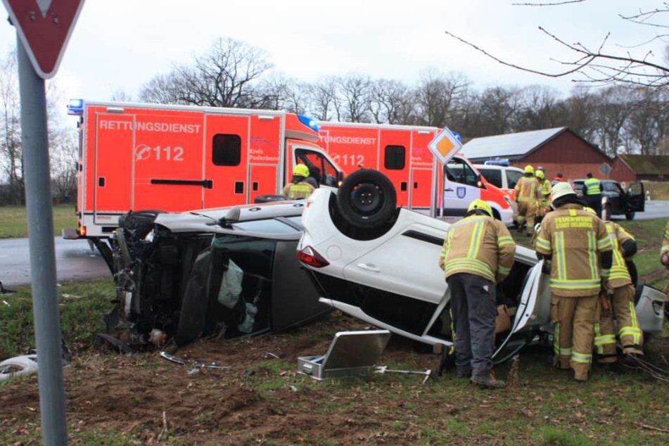 Während ein Wagen auf dem Dach liegen blieb, landete der andere auf der Fahrerseite.