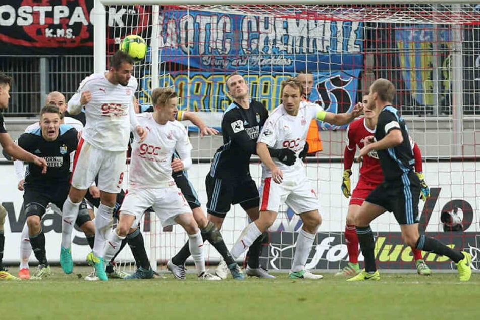 Mit dem Hinterkopf erwischte Fabian Eisele die Freistoßflanke von Rene Lange. Der Ball landete - nicht unhaltbar - im Netz.