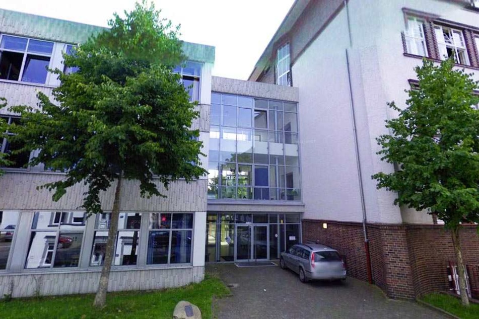 Seit 2010 ist das Helmholtz-Gymnasium eine Partnerschule des DSC Arminia Bielefeld. Die Wahl fiel auf die Schulen, da sie infrastrukturell und auch personell über beste Voraussetzungen für eine Kooperation verfügten.