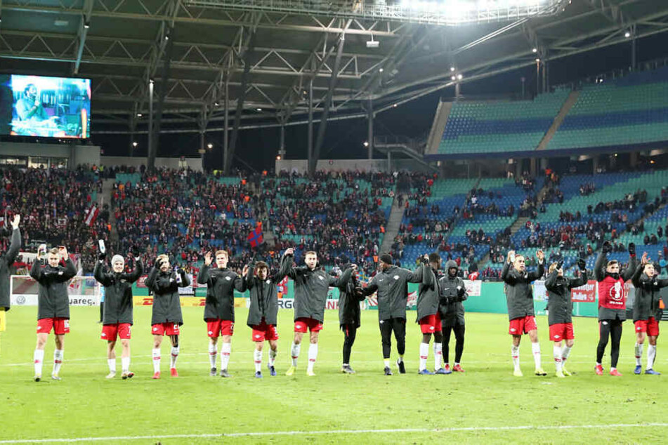 Nach einem temporeichen Auftritt und einem 1:0-Erfolg gegen Wolfsburg holten sich die RB-Kicker von den 21.135 Zuschauern den verdienten Applaus ab.