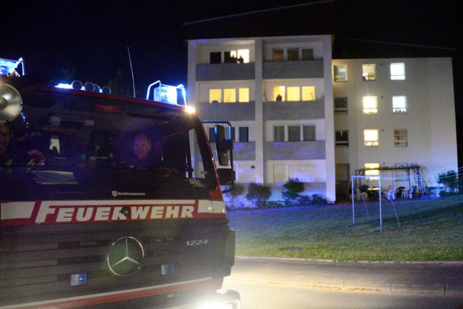 Die Feuerwehr eilte mit vielen Kräften zu dem Zimmerbrand.