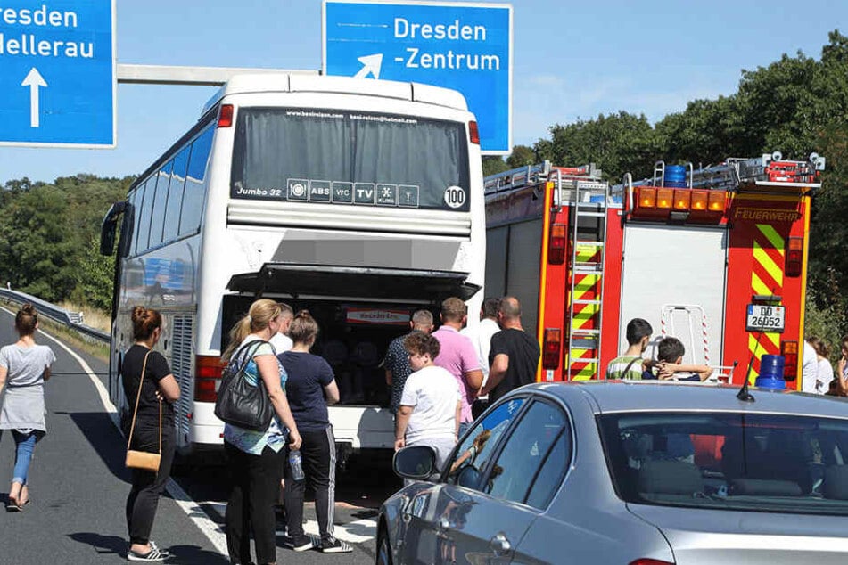 Die Bus-Touristen mussten wegen der defekten Dieselleitung ihre Reise unterbrechen.