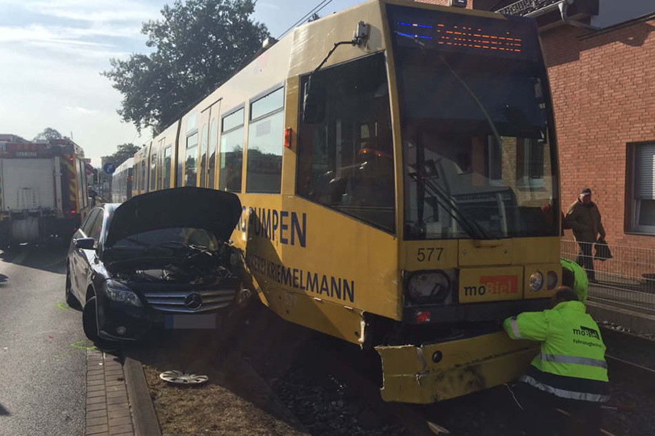 Der Mann (75) hatte die Straßenbahn beim Abbiegen übersehen.