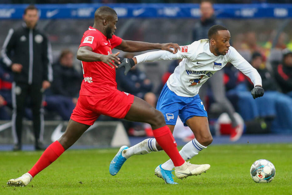 Herthas Dodi Lukebakio (r.) im Zweikampf mit Leipzigs Dayot Upamecano (l.).
