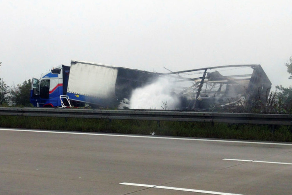 Bei einem Unfall mit einem Gefahrguttransporter auf der A2 nahe Magdeburg ist ein Mensch in seinem Auto verbrannt.