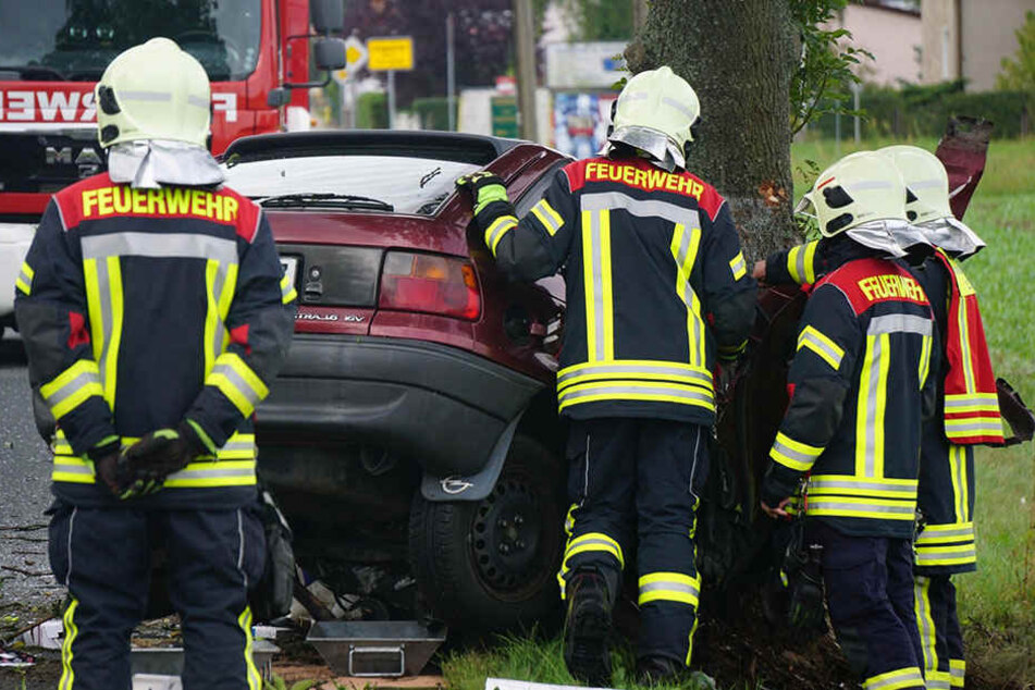 Das Fahrzeug raste auf der B96 gegen eine Baum.