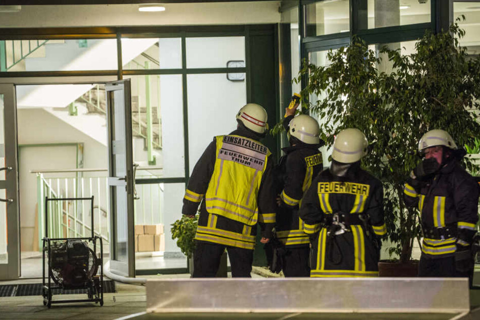 Zwei Atemschutztrupps wurden zur Brandbekämpfung ins Gymnasium geschickt.