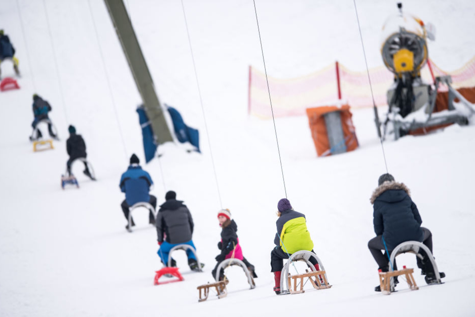 Die Ski-Lifte sind voll! Alle wollen zur Abfahrt.