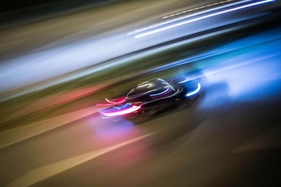 Ein Auto rast über die Autobahn (Symbolbild).