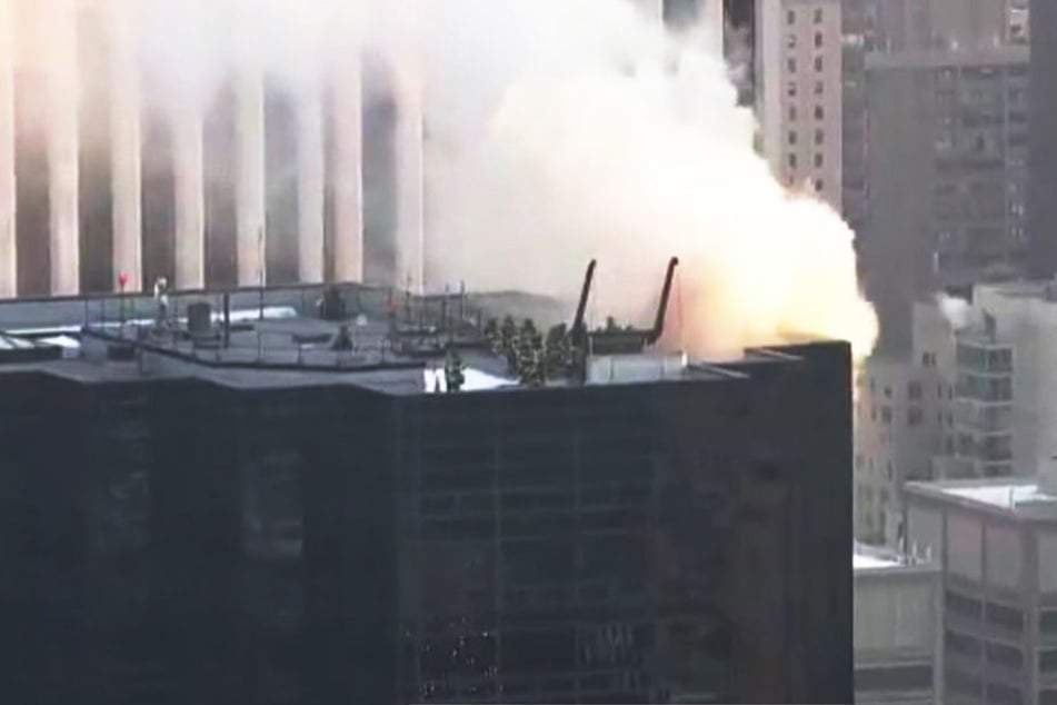 Rauch steigt aus dem Trump Tower auf. Die Brandursache ist noch unklar.