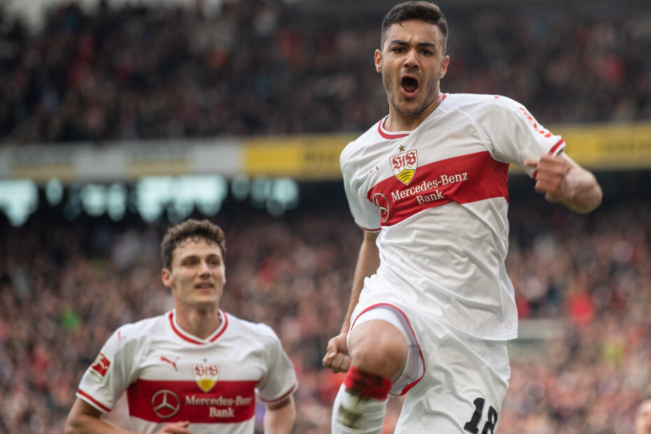 Ozan Kabak (r.) jubelt nach seinem 3:0-Treffer gegen Hannover 96. Im Hintergrund: Benjamin Pavard.