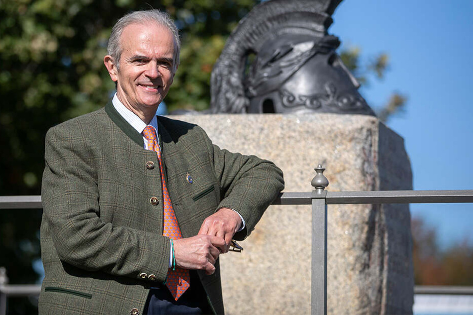 Unterstützer Alexander Prinz von Sachsen (65) vor dem frisch sanierten Denkmal.