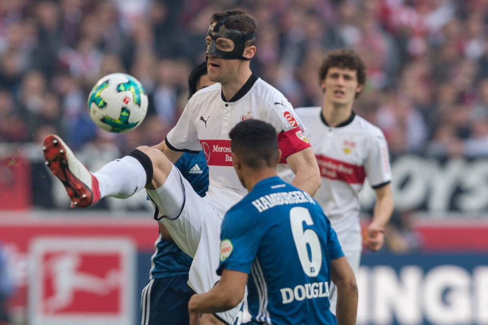 Im Rückspiel der vergangenen Saison gegen den Hamburger SV: VfB-Kapitän Christian Gentner mit Maske am Ball.