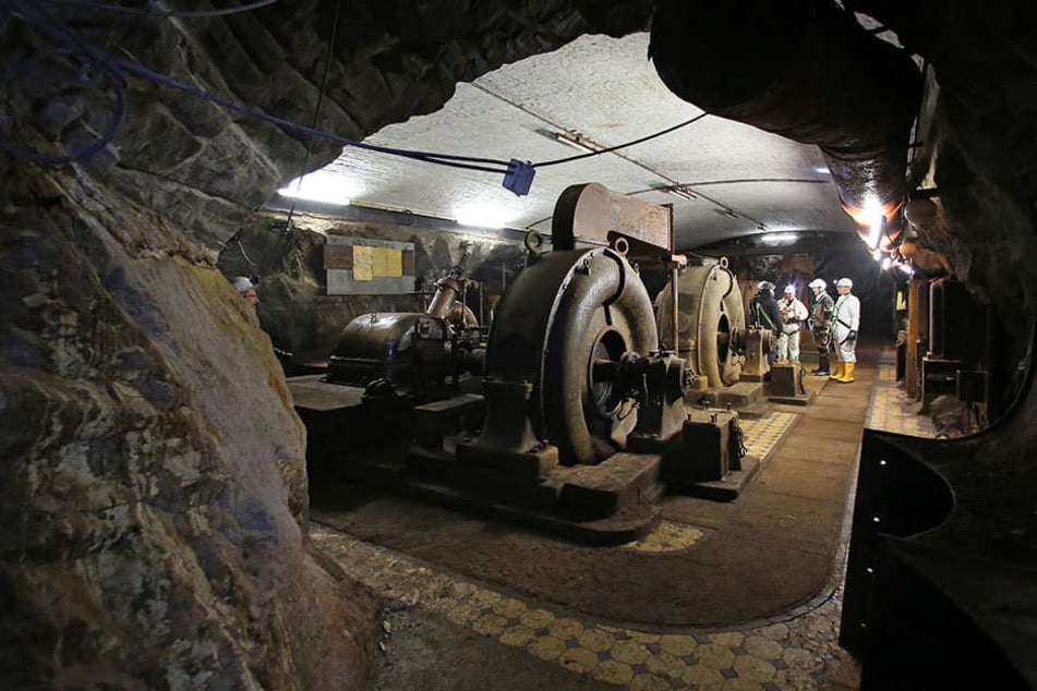 In 270 Metern Tiefe stehen Bergleute in einem Wasserkraftwerk von 1914. Nach der Sanierung ist der Zugangsschacht zu dem Stollen, der Drei-Brüder-Schacht, wieder eröffnet worden.