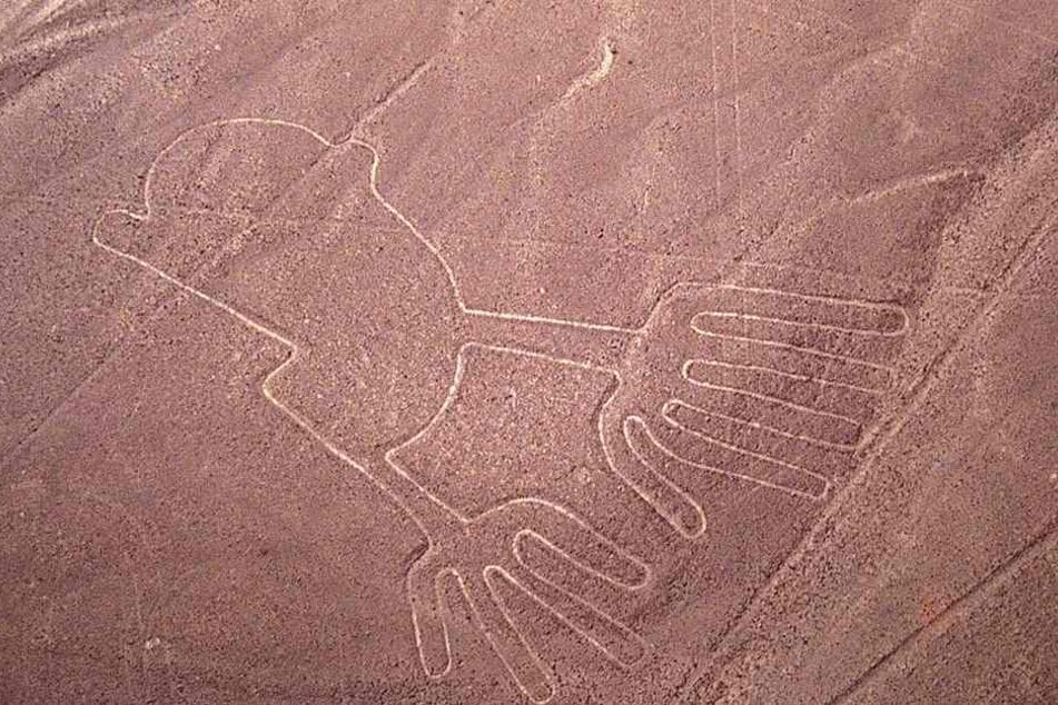 Die Nazca-Linien sind riesige Scharrbilder in der Wüste bei Nazca und Palpa in Peru und gehören zu den größten Touristen-Attraktionen in Peru.