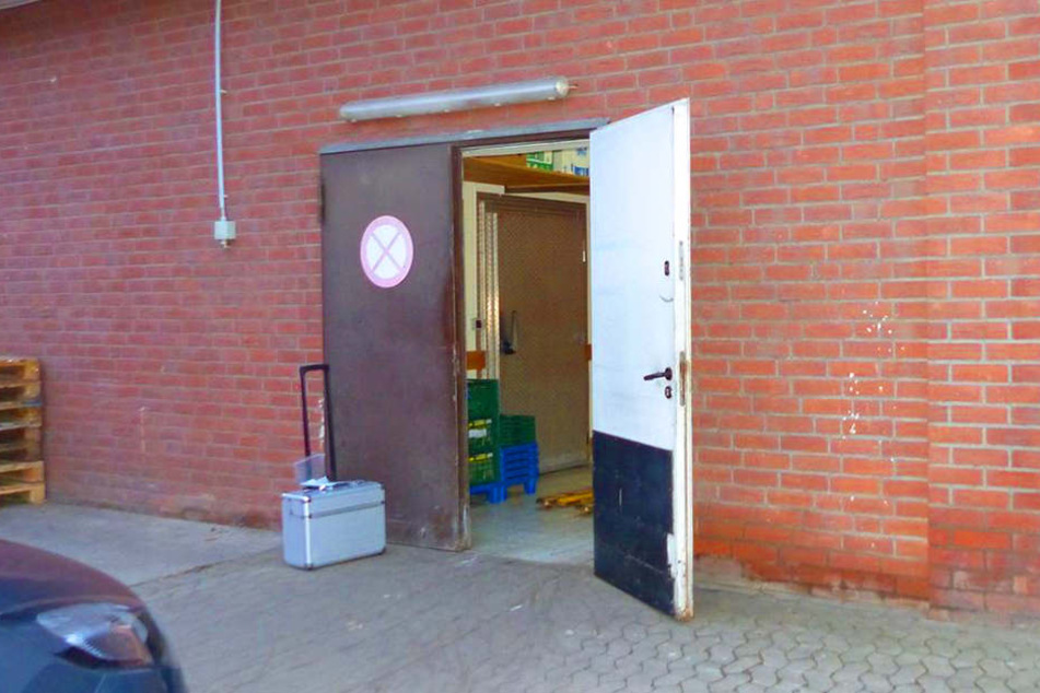 Die Einbrecher kamen durch die Außentür des Lagers.