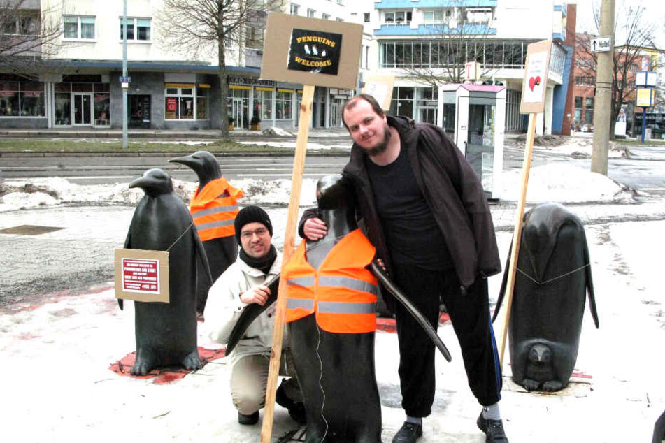 Nach dem Schilder-Protest herzten Lars Neubert (36, l.) und Stefan Helmert
(29) die Pinguine.