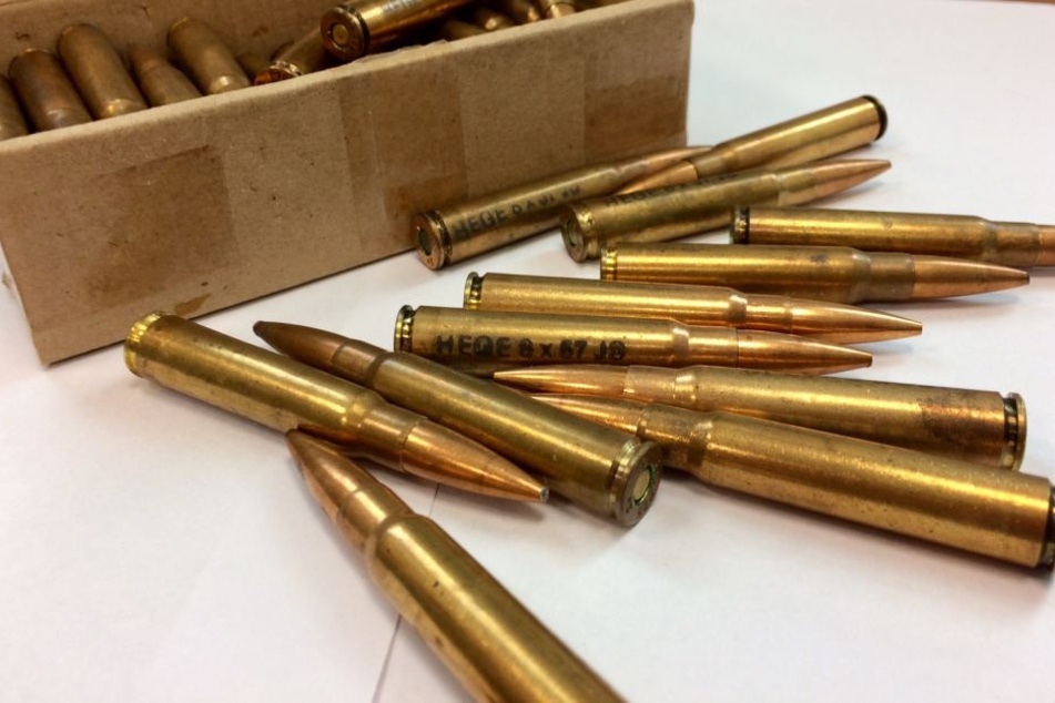 Bei der Durchsuchung stellten die Beamten illegale Waffen und Munition sicher.