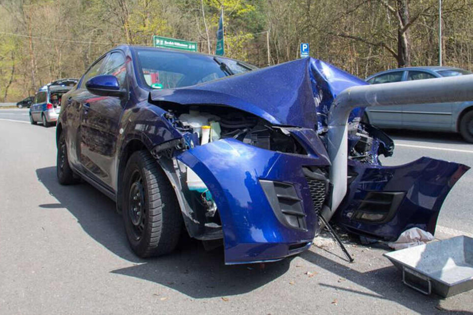 Der Mazda ist mit voller Wucht in das Geländer gekracht.