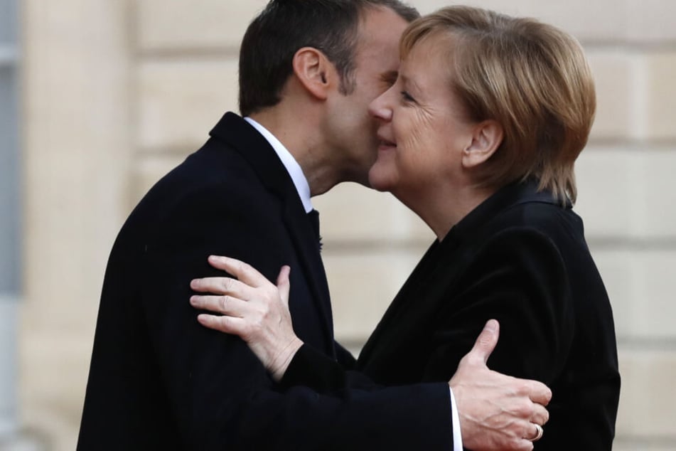 Der französische Staatschef Emmanuel Macron wird am Dienstag Angela Merkel in Aachen treffen.