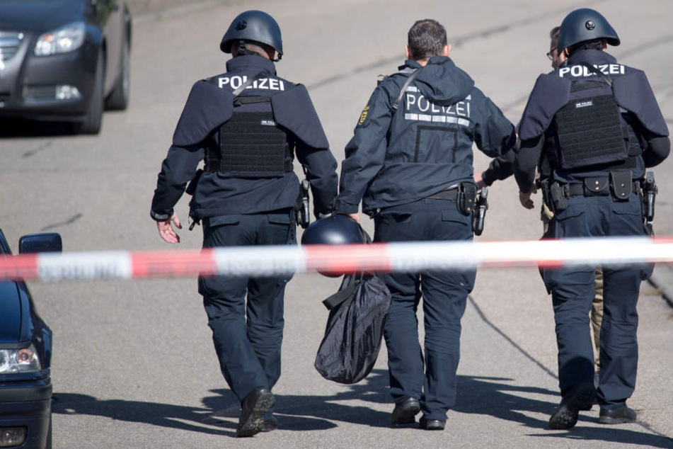 Die Polizei sperrte die Straße ab. (Symbolbild)