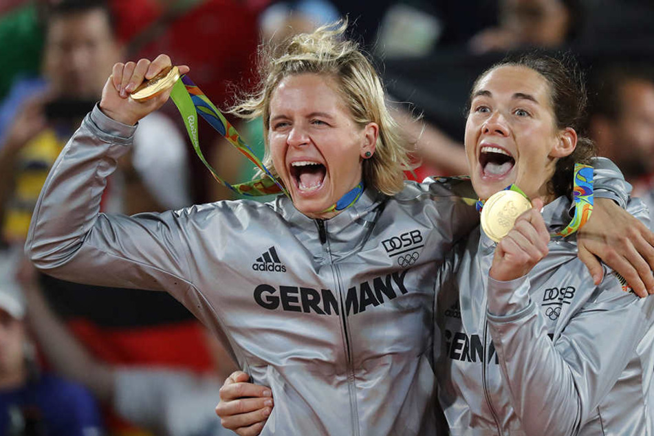 Laura Ludwig (r.) und Kira Walkenhorst bejubeln ihre Goldmedaille an der Copacabana.