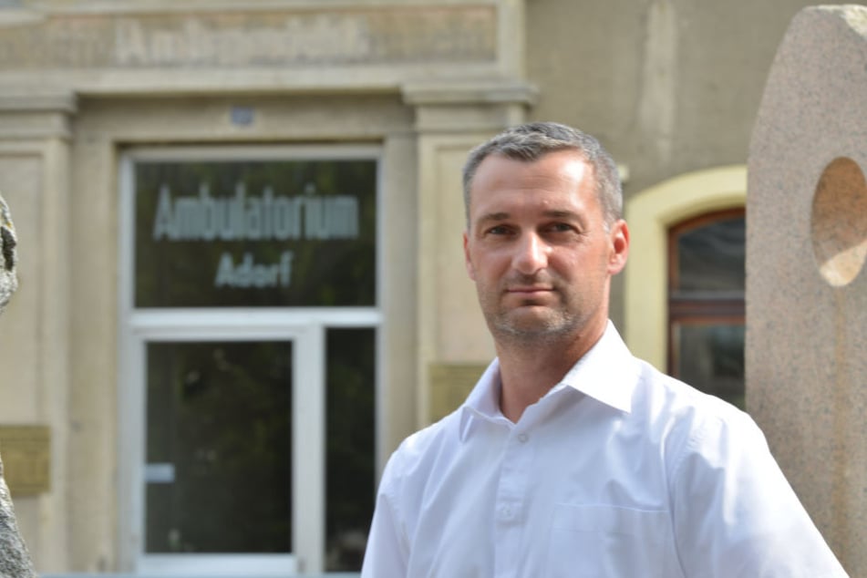 Seine Gemeinde lockt Medizinstudenten, zahlen müssen sie aber trotzdem was: Adorfs Bürgermeister Rico Schmidt (42, SPD).