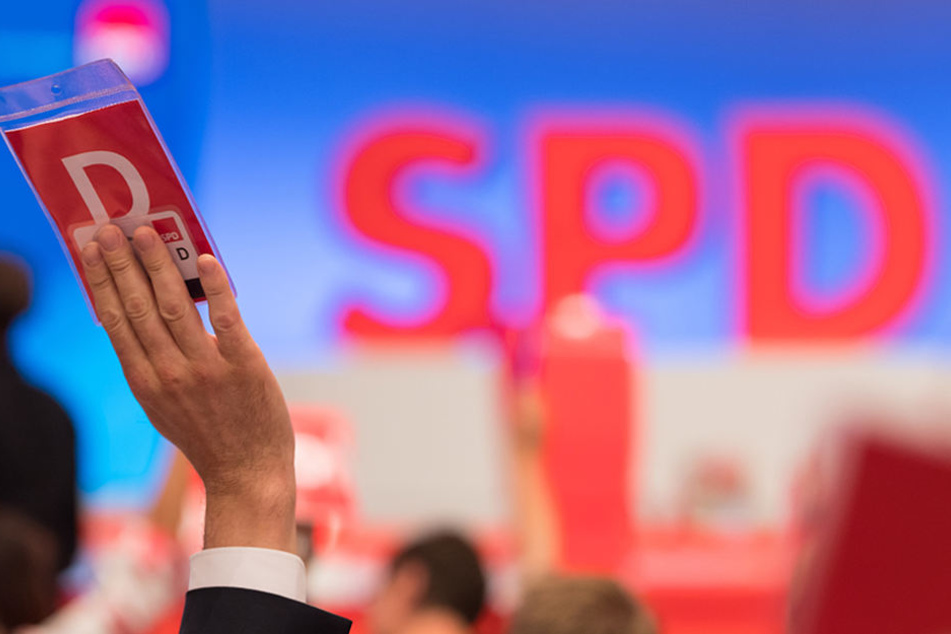 Ein Delegierter stimmt beim SPD-Sonderparteitag in Dortmund zum Beschluss des Wahlprogramms für die Bundestagswahl 2017 mit seiner Stimmkarte ab.