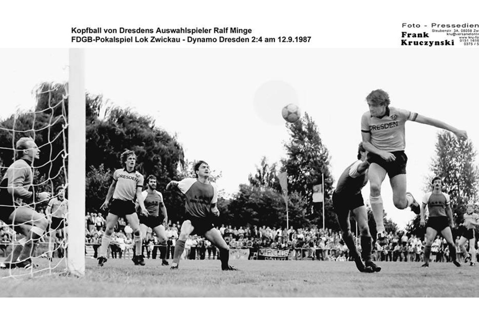 Kopfball von Dresdens Auswahlspieler Ralf Minge FDGB-Pokalspiel Lok Zwickau - Dynamo Dresden 2:4 am 12.9.1987